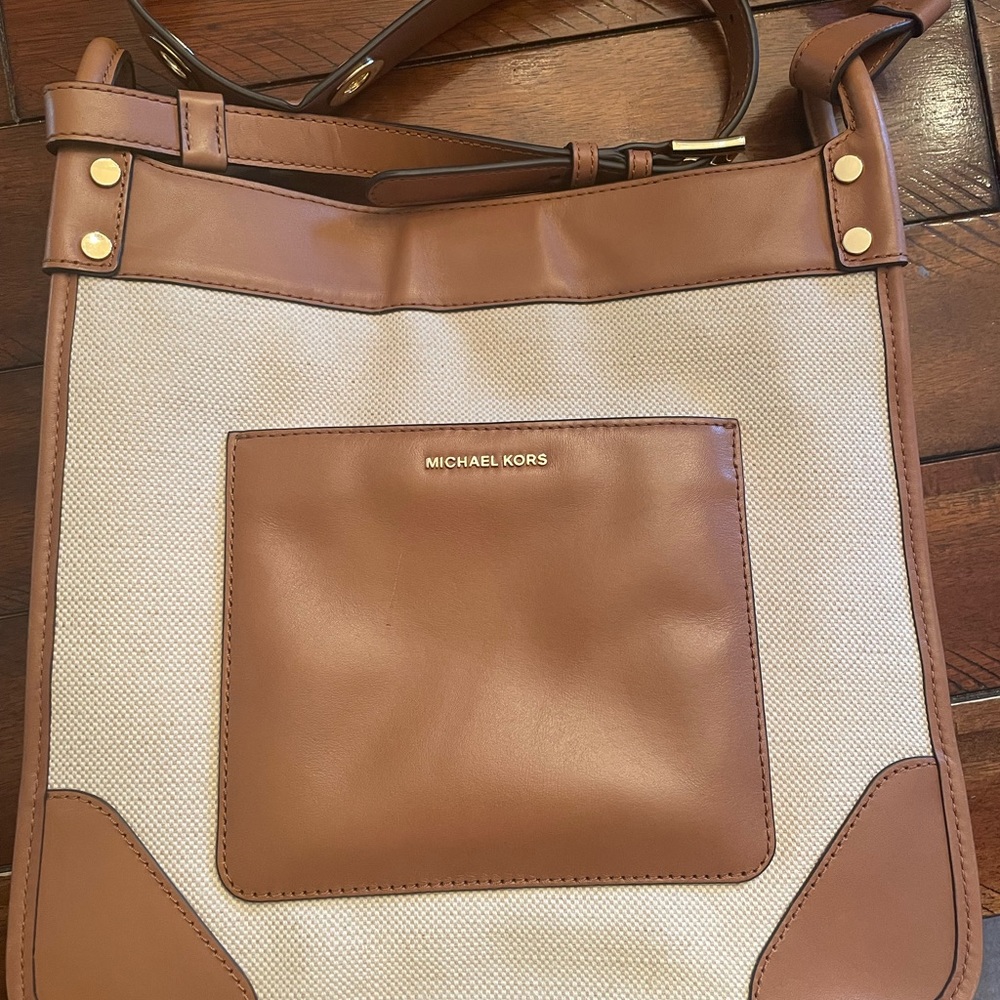 Beautiful Michael Kors crossbody or shoulder bag with adjustable strap.